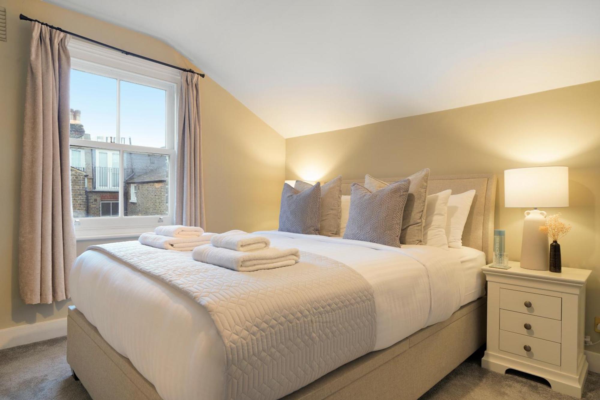 Luxury - In Battersea Park & Power Station *